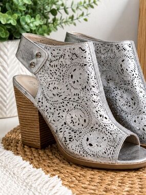 Extreme by Eddie Marc Silver Cutout Peep Toe Block Heel Booties Size 10